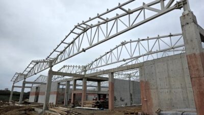 Kocaeli Büyükşehir Belediyesi’nin Kandıra’da yapımını sürdürdüğü Fındık Depolama Tesisi’nde çelik