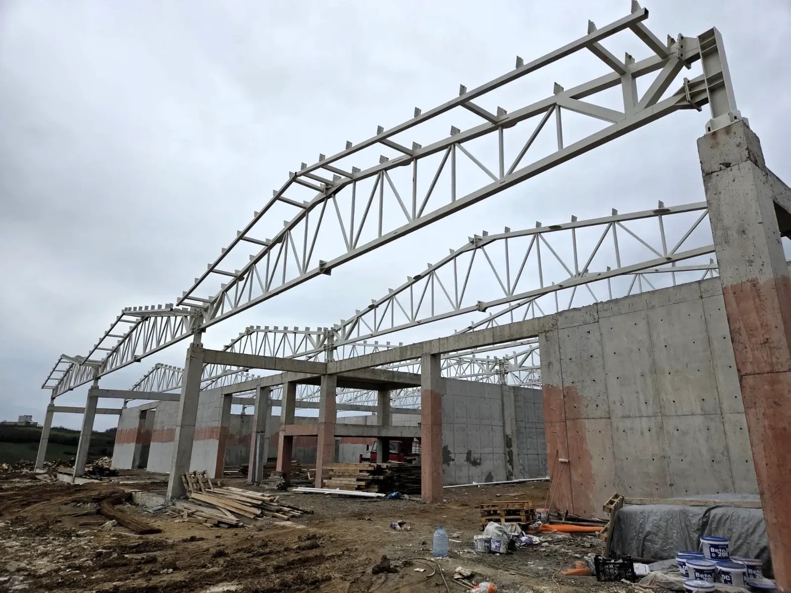 Kocaeli Büyükşehir Belediyesi’nin Kandıra’da yapımını sürdürdüğü Fındık Depolama Tesisi’nde çelik