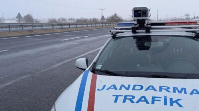 Kandıra yolunda trafik ekipleri radar denetimlerini artırdı. Belirli noktalarda, günün