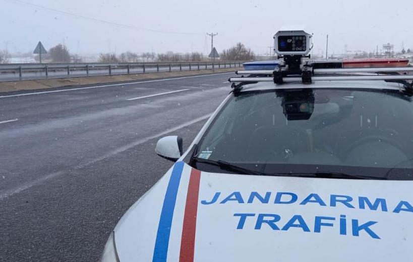 Kandıra yolunda trafik ekipleri radar denetimlerini artırdı. Belirli noktalarda, günün
