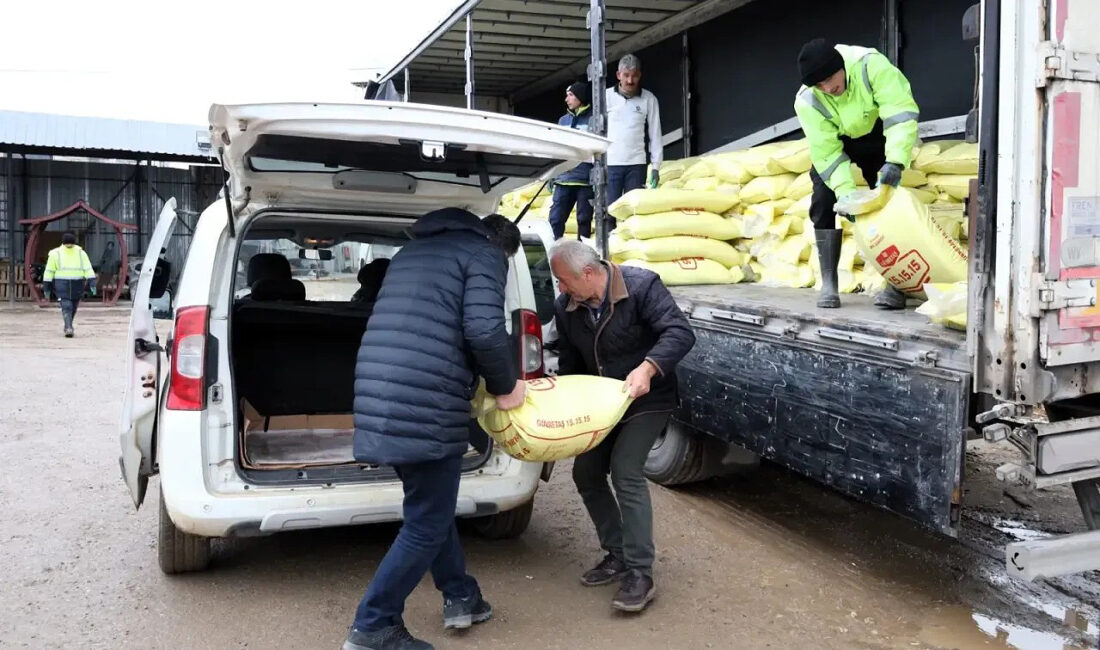 Kocaeli Büyükşehir Belediyesi’nin yüzde 50 hibeli gübre desteği kapsamında Kandıra’daki