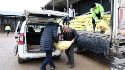 Kocaeli Büyükşehir Belediyesi’nin yüzde 50 hibeli gübre desteği kapsamında Kandıra’daki