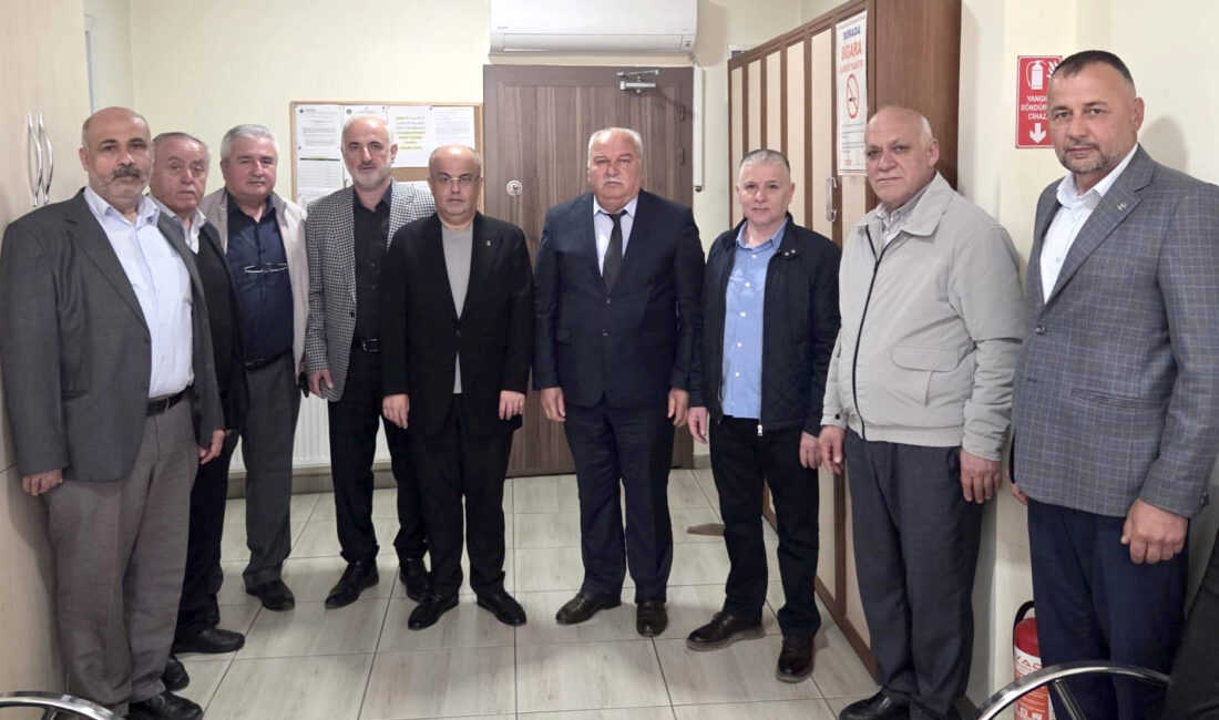 AK Parti Kandıra İlçe Başkanı Sertan Kulaç ve ilçe yönetimi,