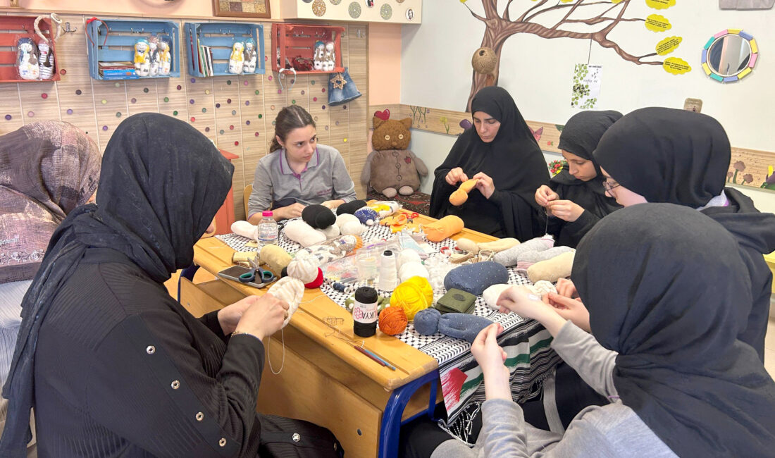 Kandıra’da yetişen öğretmenler, geri dönüşümle ürettikleri bez bebekleri çocuklara ulaştırırken,