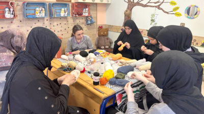 Kandıra’da yetişen öğretmenler, geri dönüşümle ürettikleri bez bebekleri çocuklara ulaştırırken,