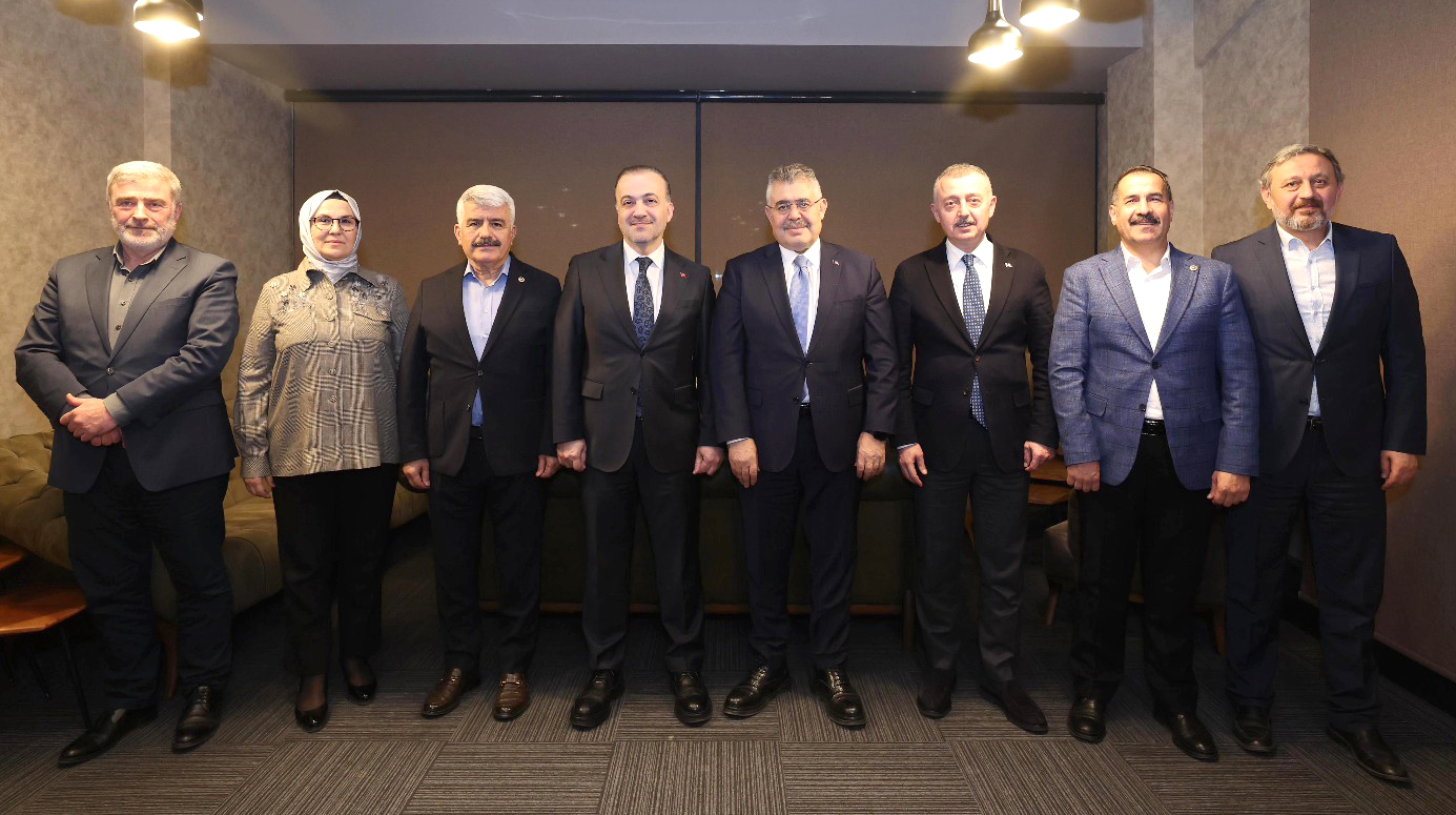 AK Parti Kocaeli İl Başkanı Şahin Talus, milletvekilleri ve Büyükşehir