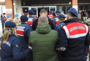 Kandıra’daki rüşvet soruşturmasında firari şüpheli F.B., teslim olduktan sonra çıkarıldığı