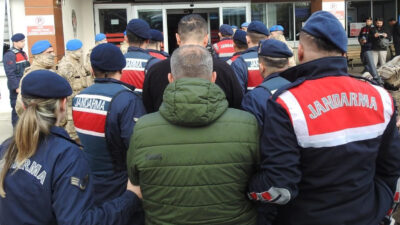 Kandıra’daki rüşvet soruşturmasında firari şüpheli F.B., teslim olduktan sonra çıkarıldığı
