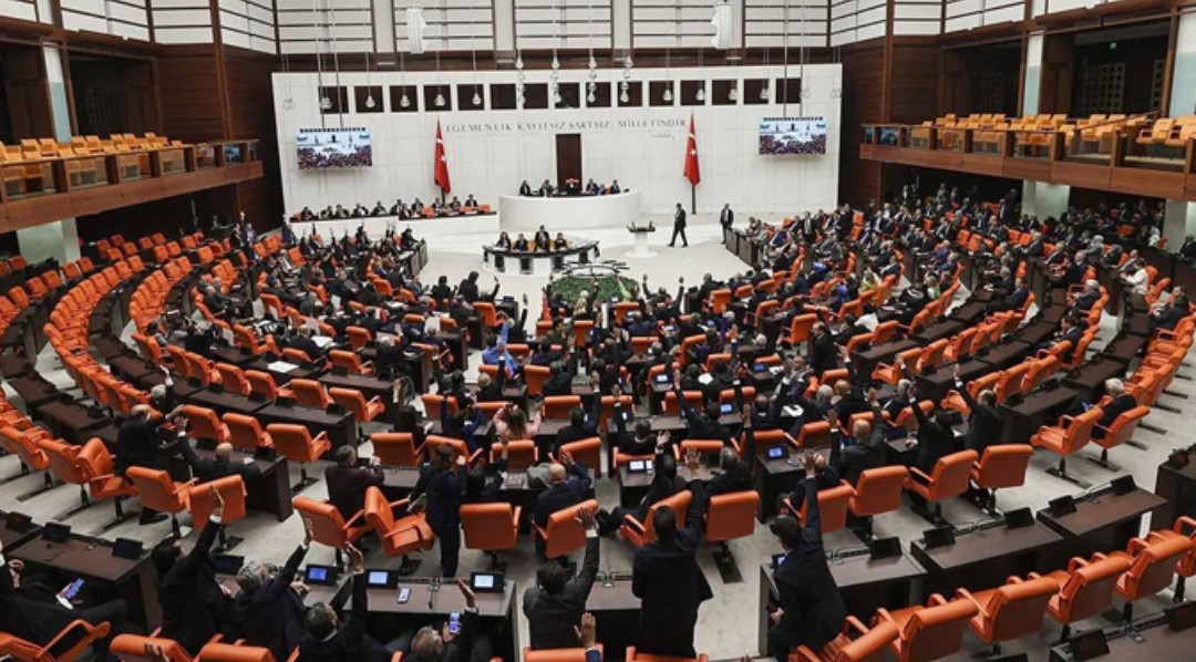 TBMM Komisyonu, kadınların doğum iznini 16 haftadan 24 haftaya çıkaran