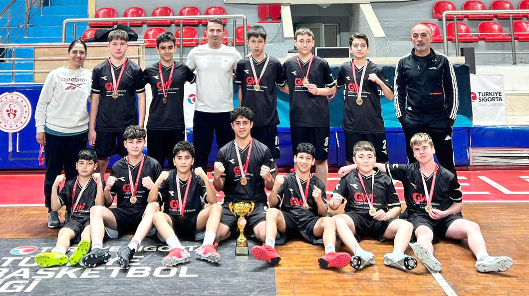 Tasvire Hurşit Güneş Ortaokulu ragbi takımı, Kocaeli yıldız erkekler kategorisinde