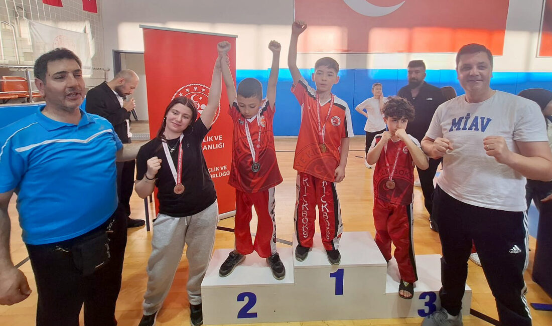 Kocaeli’de düzenlenen 23 Nisan TBMM Kupası Kick Boks Turnuvası’nda 300