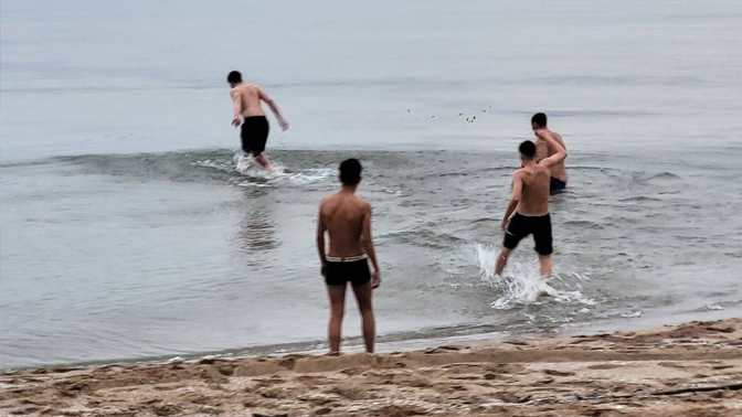 Bahar havasını fırsat bilen gençler, Kumcağız Plajı’nda soğuk suya aldırış