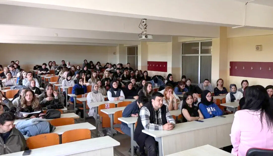 Kandıra MYO’da düzenlenen mezun-öğrenci buluşmasında Öğr. Gör. Dr. Sema Doğru,