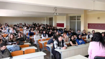 Kandıra MYO’da düzenlenen mezun-öğrenci buluşmasında Öğr. Gör. Dr. Sema Doğru,