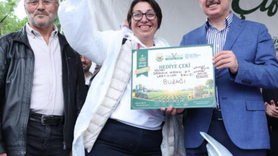 Kocaeli Büyükşehir Belediyesi’nin düzenlediği 11. Çiftçi Şenliği, sağanak yağışa rağmen
