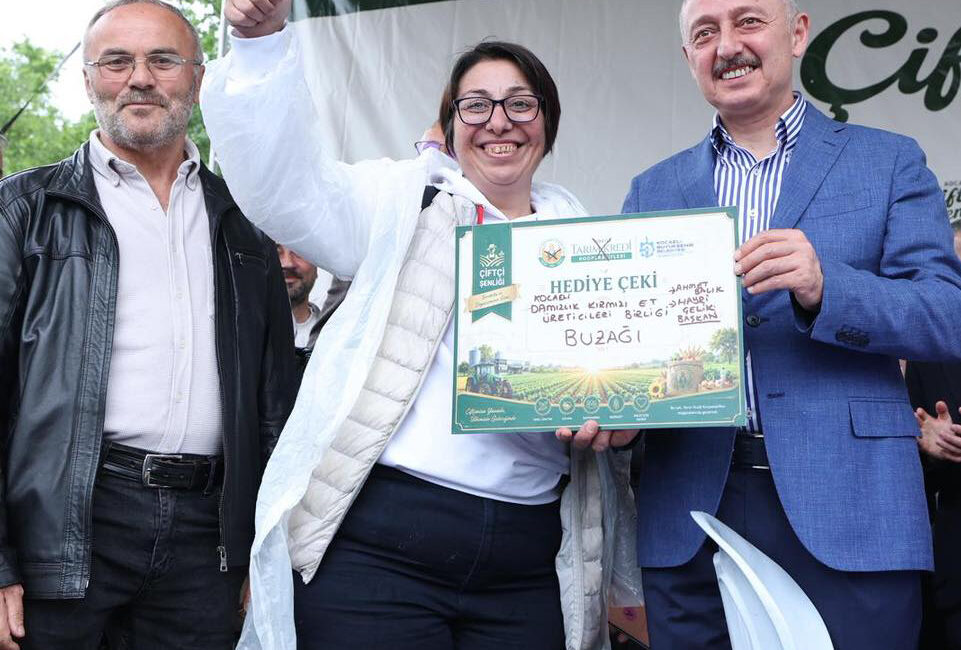 Kocaeli Büyükşehir Belediyesi’nin düzenlediği 11. Çiftçi Şenliği, sağanak yağışa rağmen