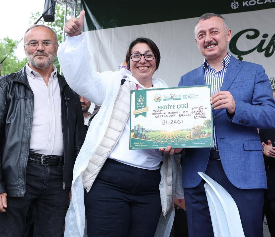 Kocaeli Büyükşehir Belediyesi’nin düzenlediği 11. Çiftçi Şenliği, sağanak yağışa rağmen