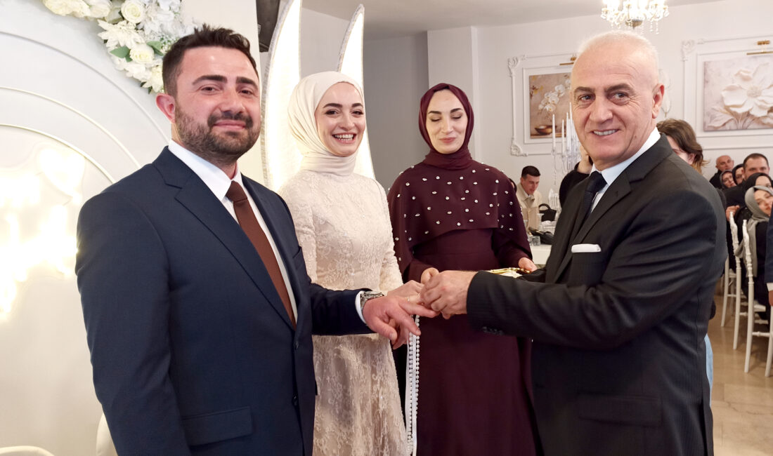 Kandıra esnaflarından Süleyman Arda’nın yeğeni Hüseyin Aydeniz ile Asya Yıldız,