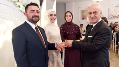 Kandıra esnaflarından Süleyman Arda’nın yeğeni Hüseyin Aydeniz ile Asya Yıldız,