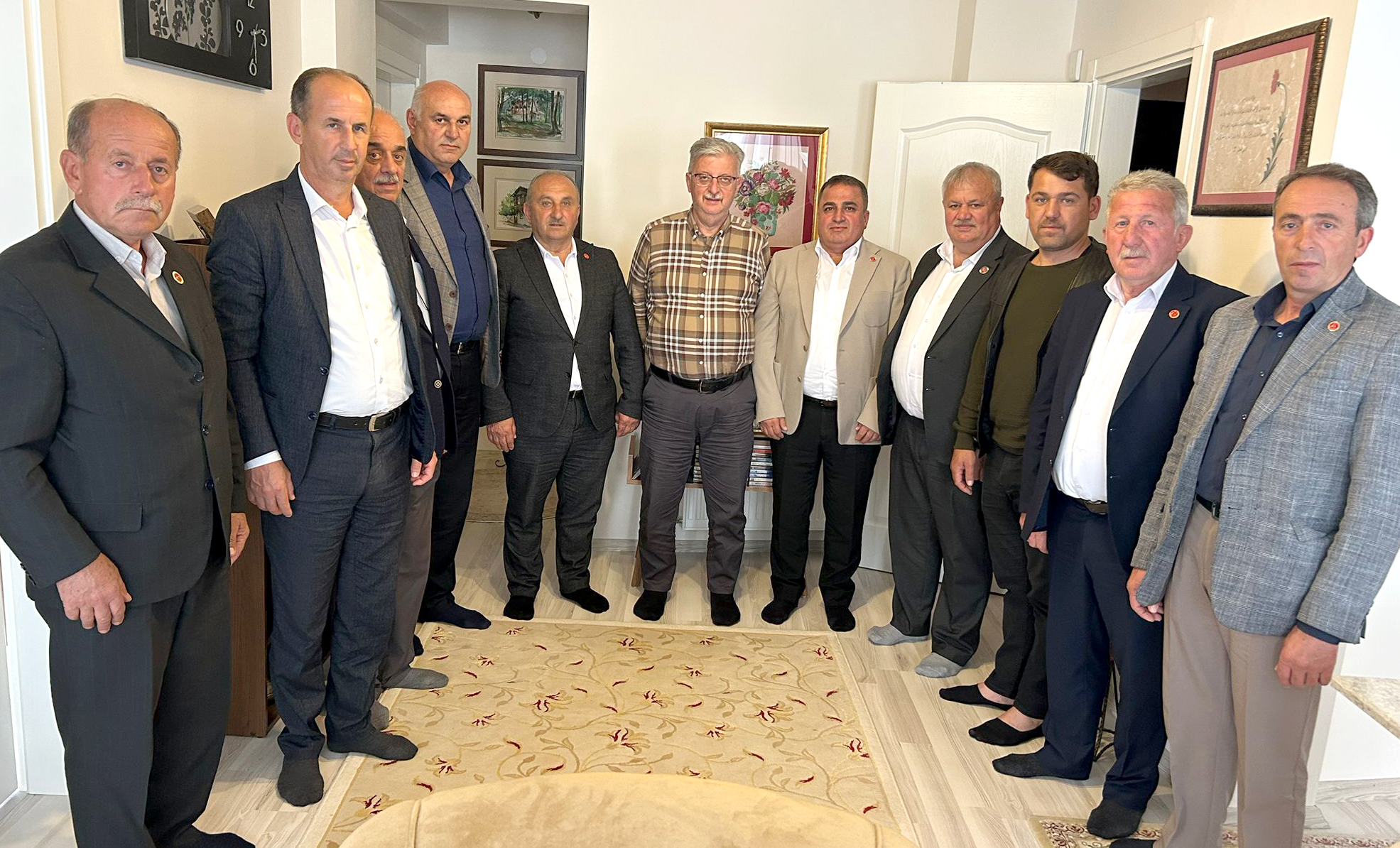 Kandıra Muhtarlar Derneği üyeleri, vefat eden annesi için Kaymakam Ömer