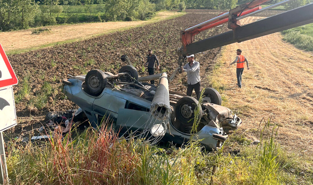 Kandıra-Sakarya yolu Bozburun mevkiinde kontrolden çıkan otomobil elektrik direğine çarparak
