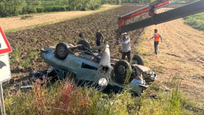 Kandıra-Sakarya yolu Bozburun mevkiinde kontrolden çıkan otomobil elektrik direğine çarparak
