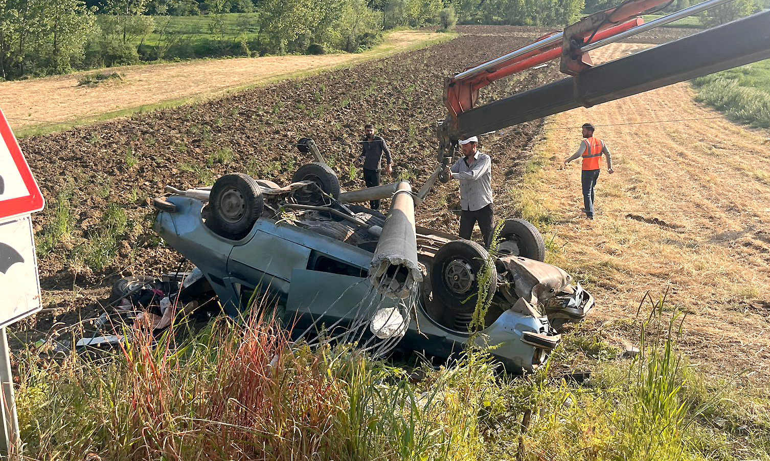 Kandıra-Sakarya yolu Bozburun mevkiinde kontrolden çıkan otomobil elektrik direğine çarparak
