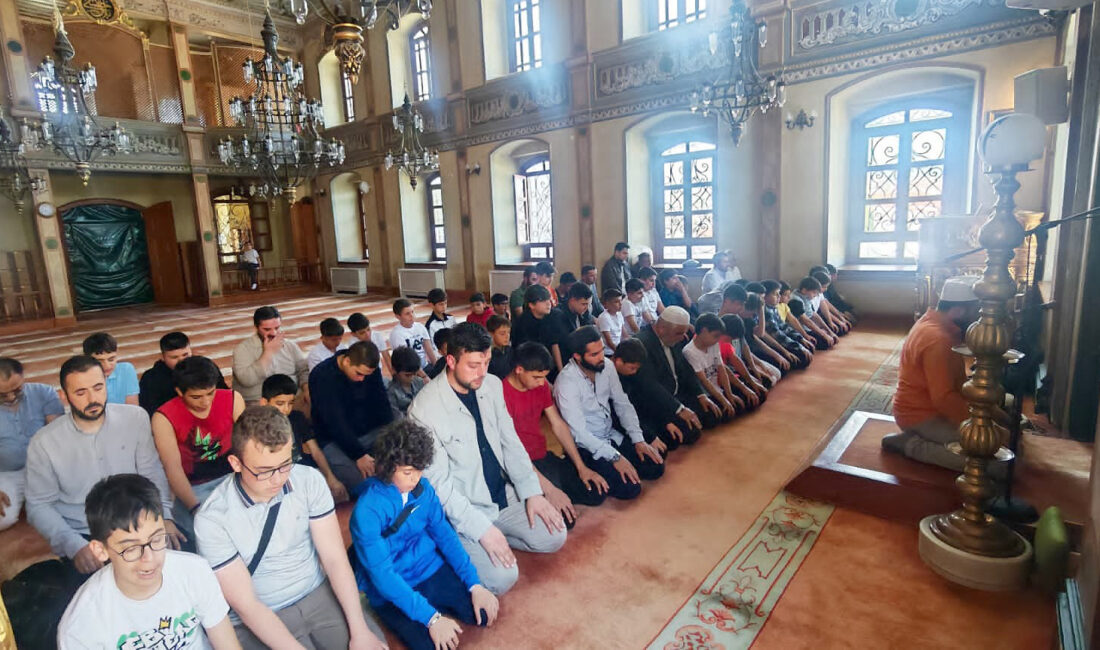 Kandıra İlçe Müftülüğü tarafından düzenlenen İstanbul gezisinde öğrenciler, tarihi camileri