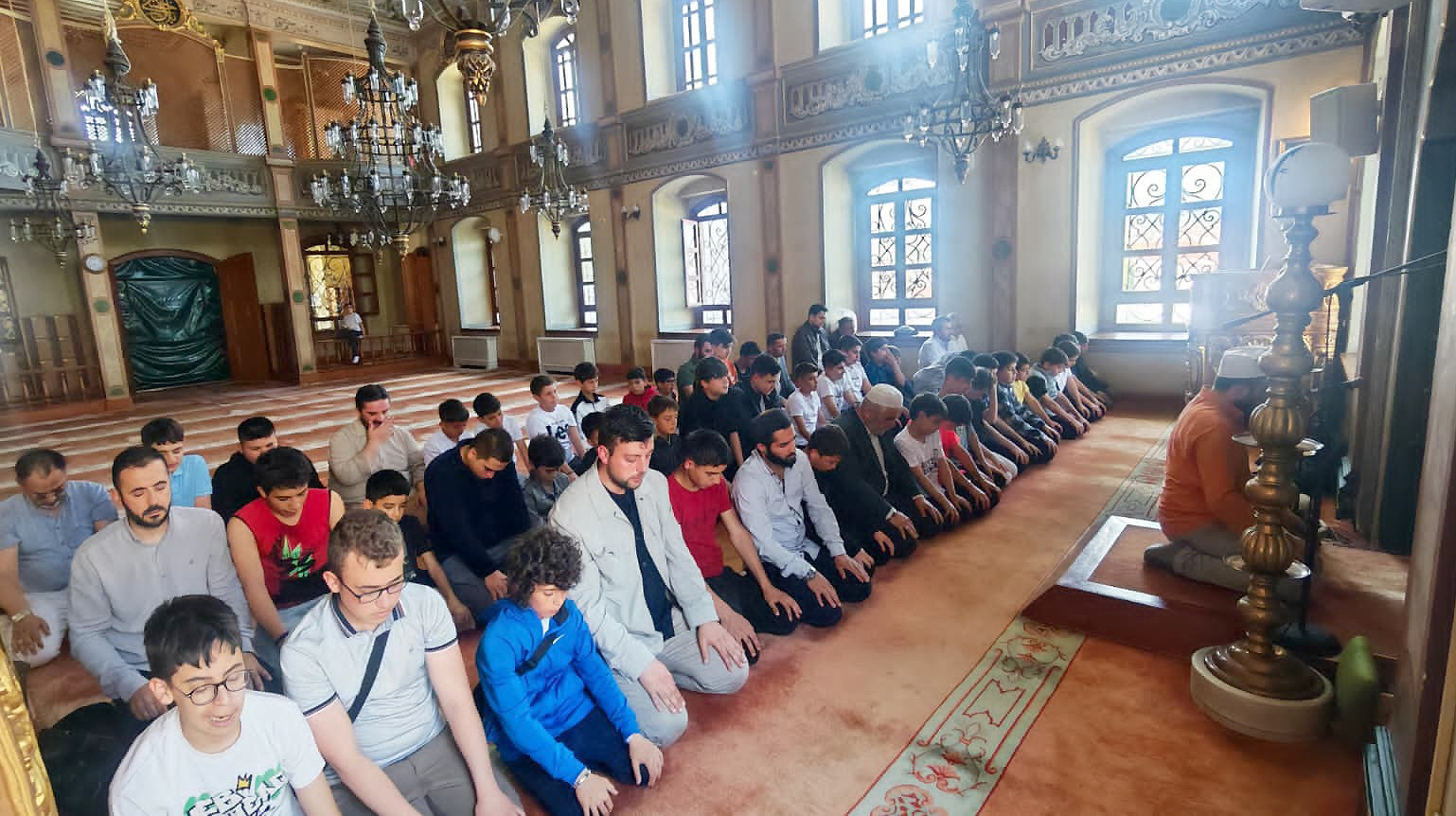 Kandıra İlçe Müftülüğü tarafından düzenlenen İstanbul gezisinde öğrenciler, tarihi camileri
