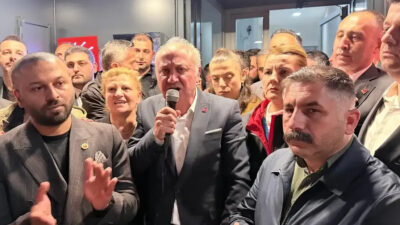 CHP İl Başkanı Erdem Arcan, CHP il binası önünde toplanan