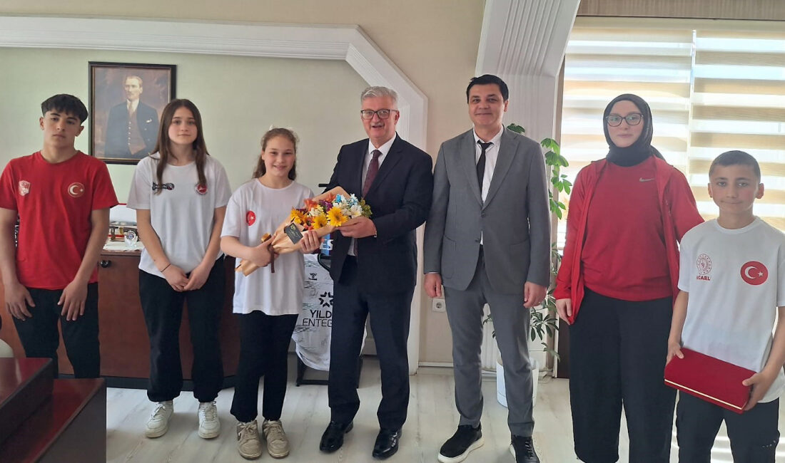 Kandıra Gençlik ve Spor İlçe Müdürü Ercan Güneş, sporcular ve