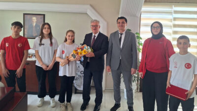 Kandıra Gençlik ve Spor İlçe Müdürü Ercan Güneş, sporcular ve
