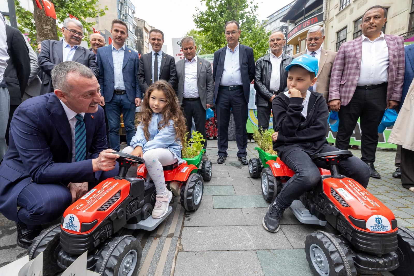 Kocaeli’de Dünya Çiftçiler Günü, yüzlerce çiftçinin katıldığı traktör konvoyu ve