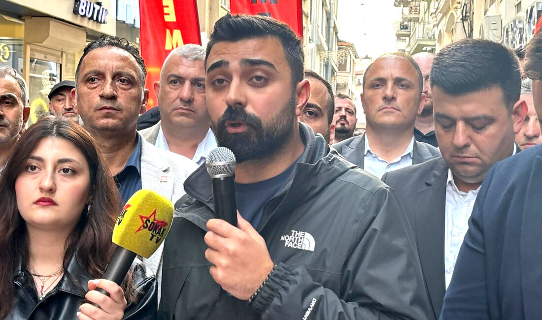 CHP Kocaeli İl Başkanlığı önünde düzenlenen programda konuşan Gençlik Kolları
