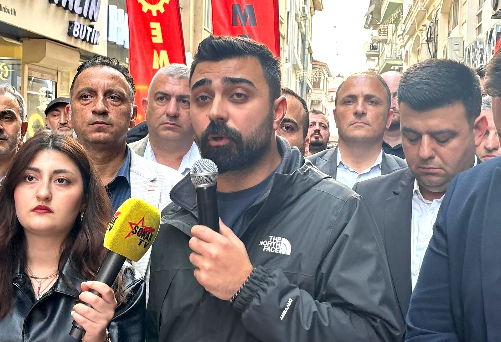 CHP Kocaeli İl Başkanlığı önünde düzenlenen programda konuşan Gençlik Kolları