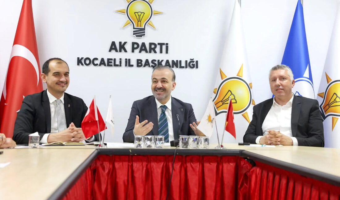 AK Parti Kocaeli İl Başkanı Şahin Talus, ilçe başkanlarıyla gerçekleştirdiği