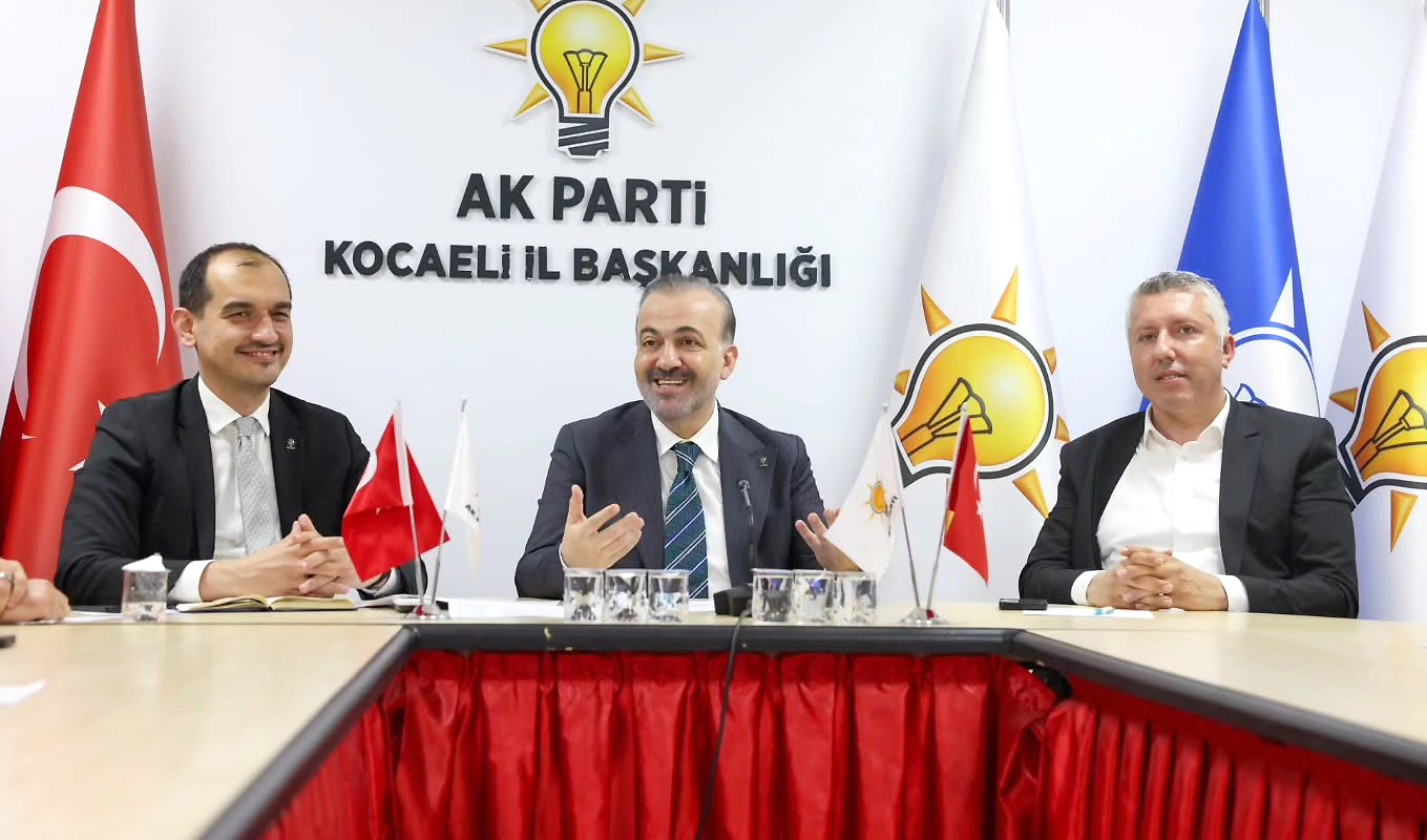 AK Parti Kocaeli İl Başkanı Şahin Talus, ilçe başkanlarıyla gerçekleştirdiği