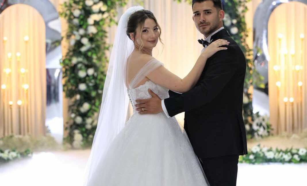 Kandıra’nın sevilen ailelerinden Özoğlu ve Aydemir aileleri, evlatlarının mutluluğunu yüzlerce