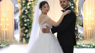 Kandıra’nın sevilen ailelerinden Özoğlu ve Aydemir aileleri, evlatlarının mutluluğunu yüzlerce
