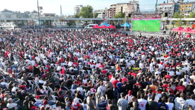 Kocaeli Büyükşehir Belediyesi’nin kurduğu dev ekran sayesinde yüzlerce futbolsever, A
