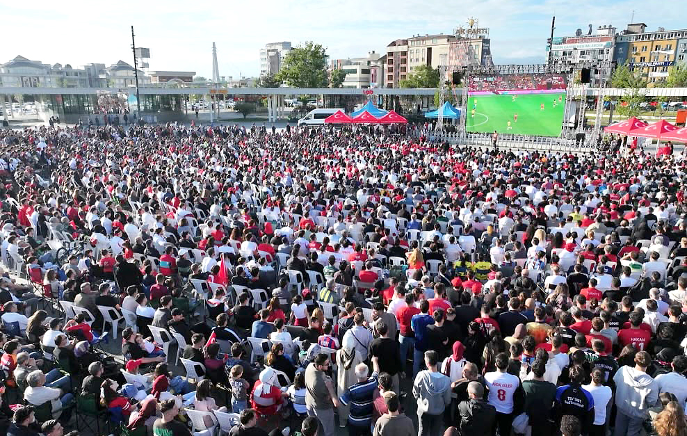 Kocaeli Büyükşehir Belediyesi’nin kurduğu dev ekran sayesinde yüzlerce futbolsever, A