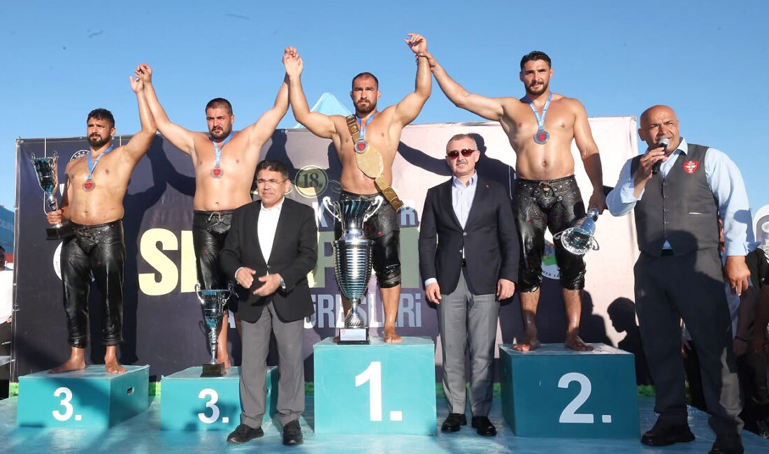 Kocaeli’de düzenlenen 18. Sekapark Altınkemer Yağlı Güreşleri’nde başpehlivanlığı Feyzullah Aktürk