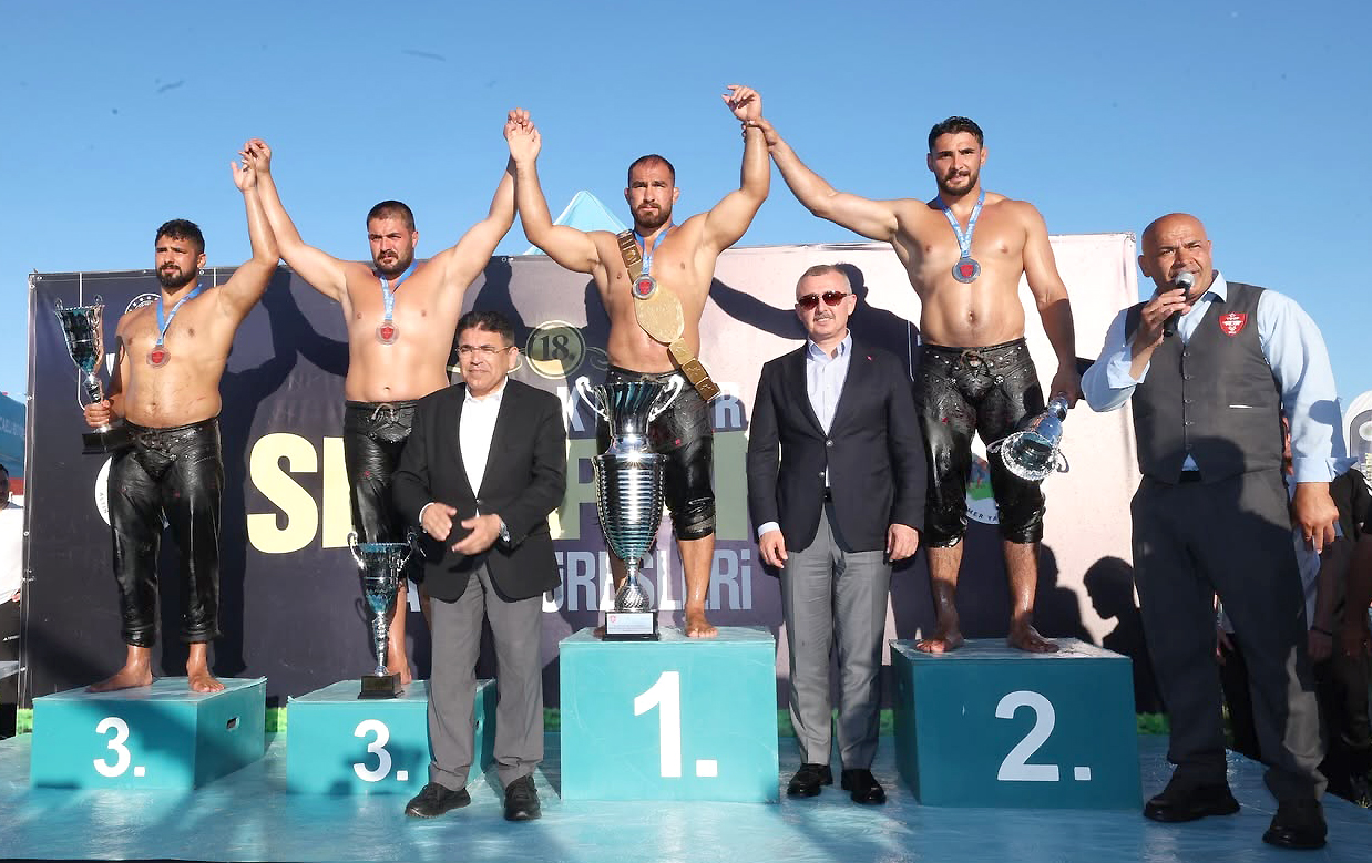 Kocaeli’de düzenlenen 18. Sekapark Altınkemer Yağlı Güreşleri’nde başpehlivanlığı Feyzullah Aktürk