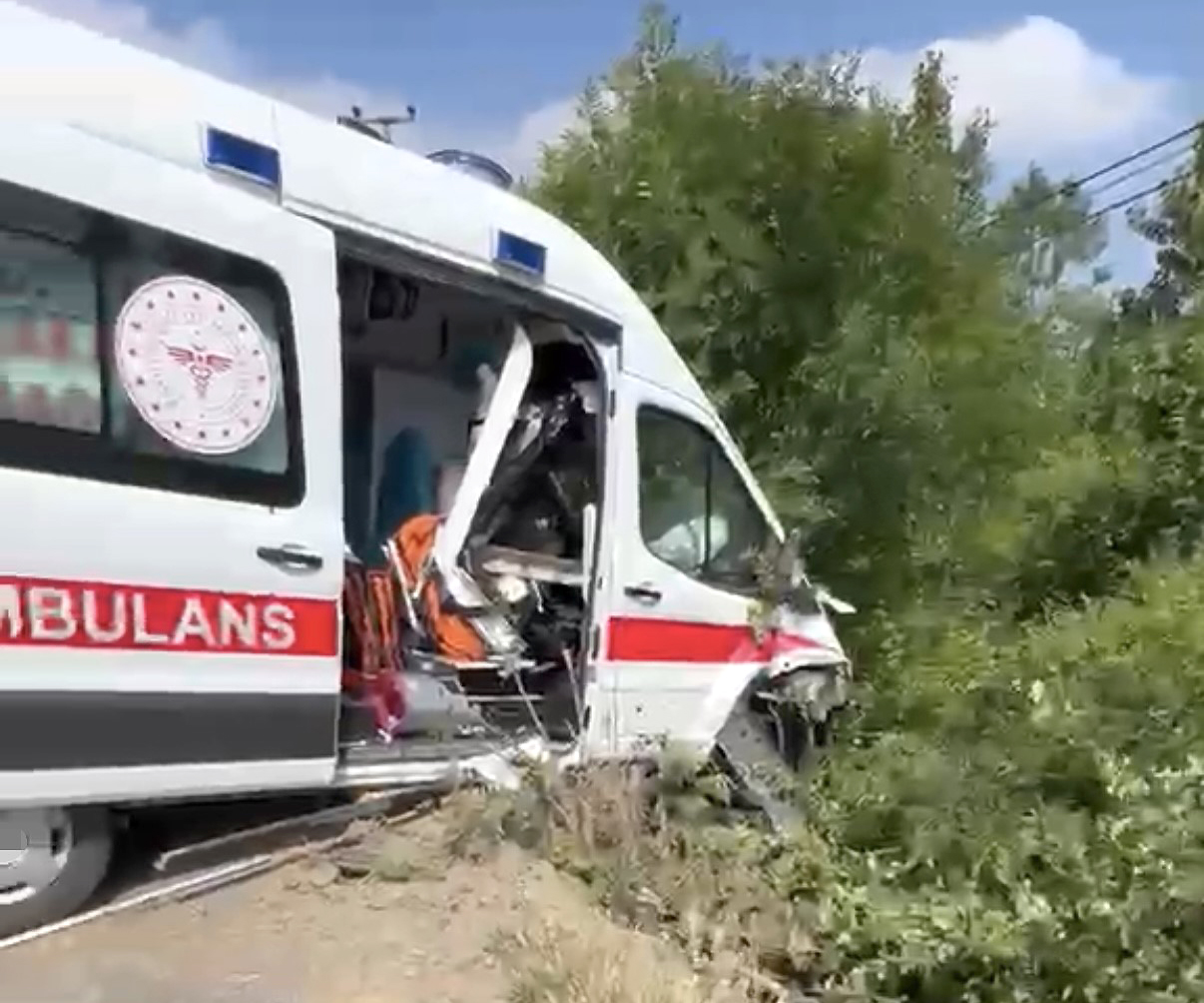 Kandıra-Kaynarca Yolu’nda seyreden ambulans, Akbal Mahallesi’ndeki köprüden geçerken yoldan çıkarak