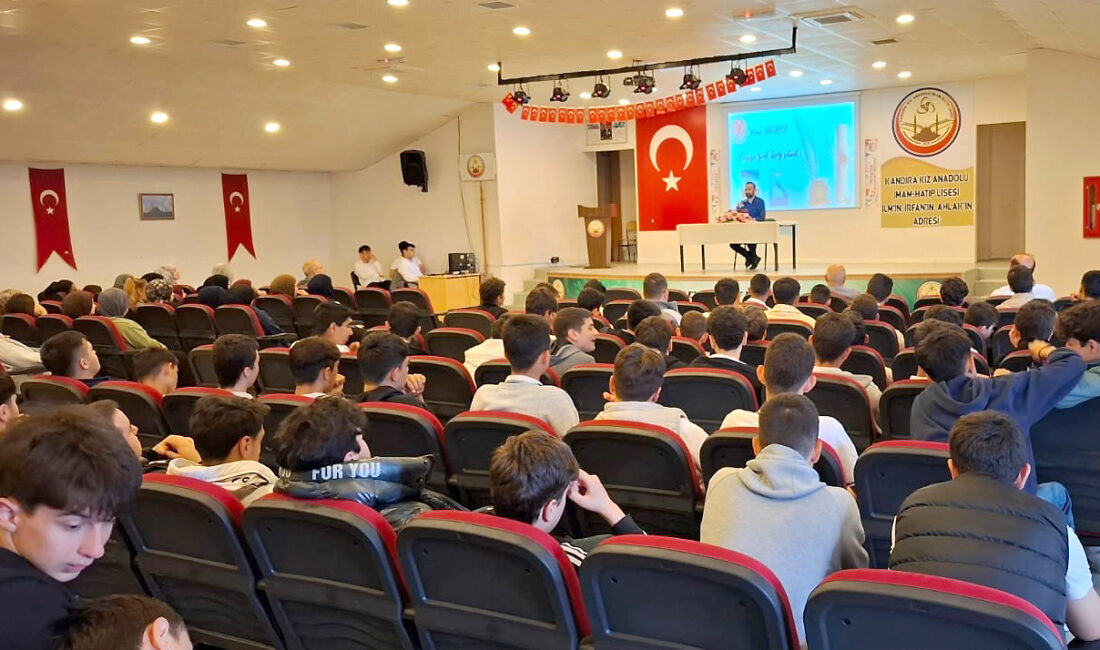 Kandıra İmam Hatip Lisesi’nde düzenlenen şair-okur buluşmasında Şair Harun Yakarer