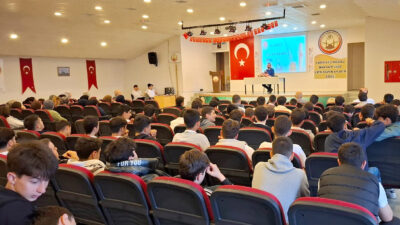 Kandıra İmam Hatip Lisesi’nde düzenlenen şair-okur buluşmasında Şair Harun Yakarer