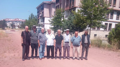 Kandıra Orhan Mahallesi'ndeki Emekli TOKİ Konutları sakinleri, yıllardır asfaltlanmayan stabilize