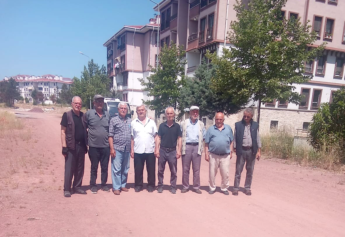 Kandıra Orhan Mahallesi'ndeki Emekli TOKİ Konutları sakinleri, yıllardır asfaltlanmayan stabilize