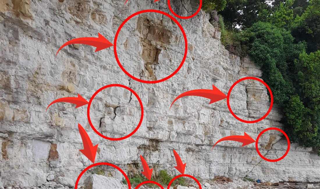 Kefken Kumcağız’daki Erim Tepesi mevkiinde kaya düşmeleri yaşandığı iddiası vatandaşları