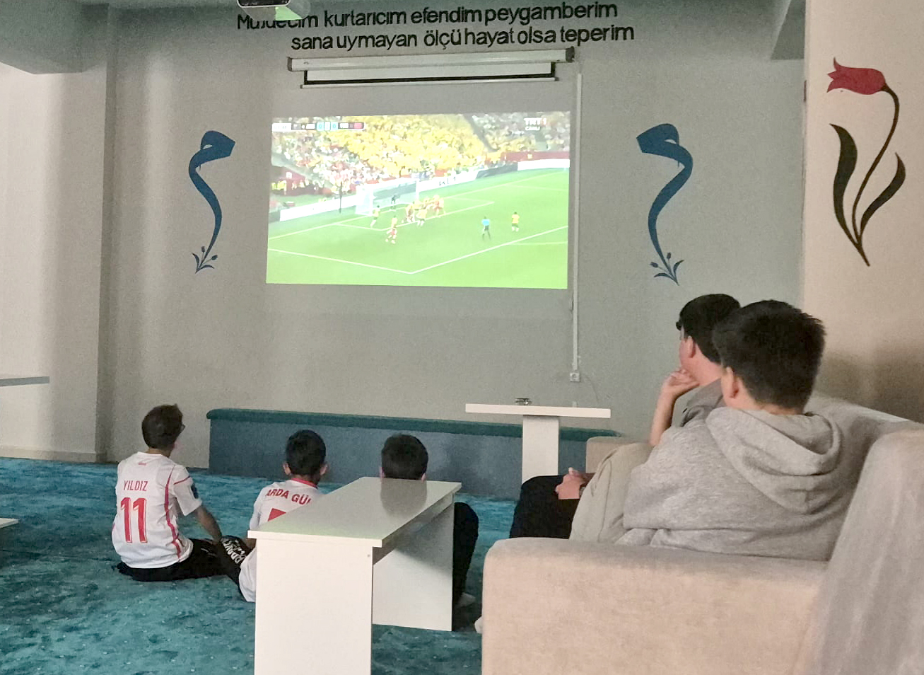 Kandıra İlçe Müftülüğü Gençlik Koordinatörlüğü’nün düzenlediği programda gençler, Şefik Camii’nde
